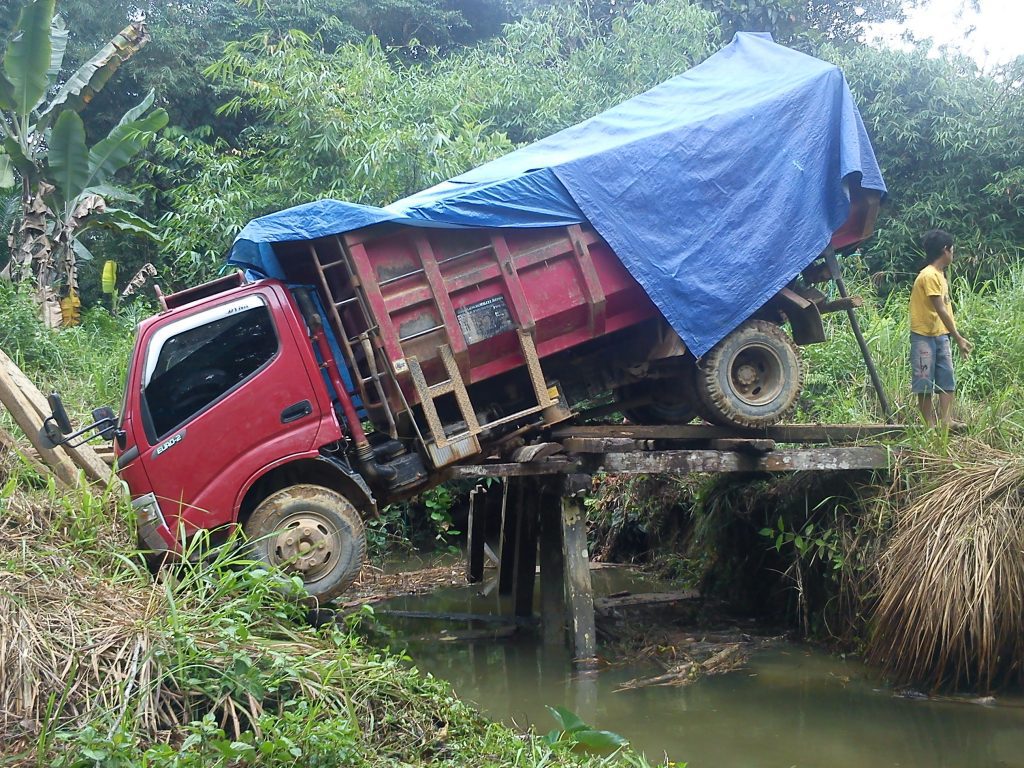 Jembatan patah. Perusahaan perkebunan tidak membangun sarana jalan yang memadai untuk pengangkutan hasil panen
Foto oleh Diaz