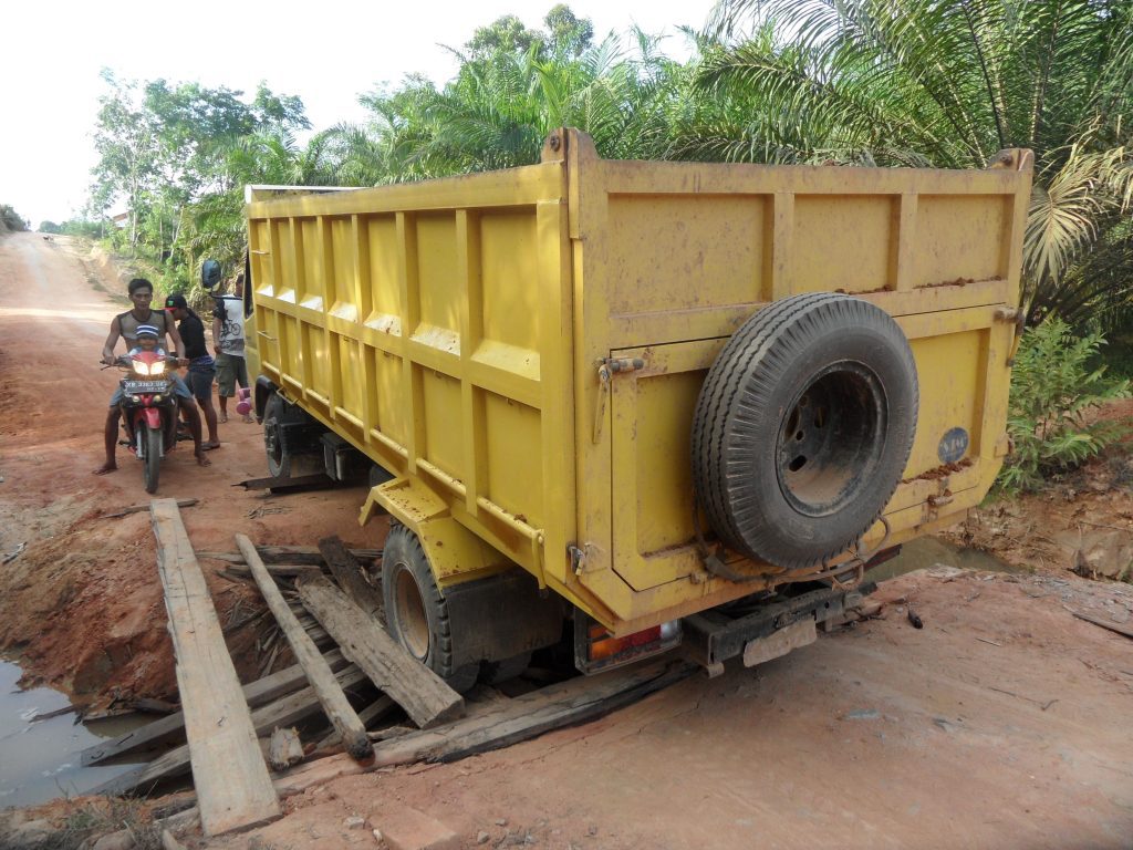 Jembatan dengan kualitas di bawah tingkat keperluan kerja
Foto oleh Deo Yoga