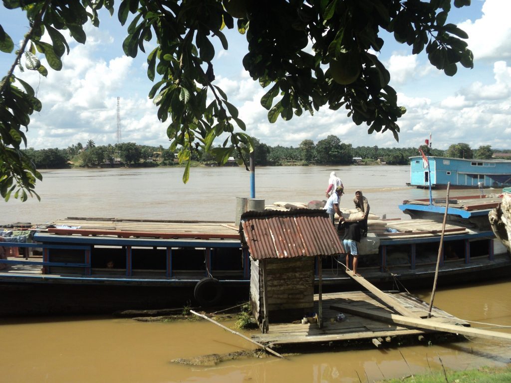 Bongkar barang dari perahu klotok di Muara Tangkos
Foto oleh ...
