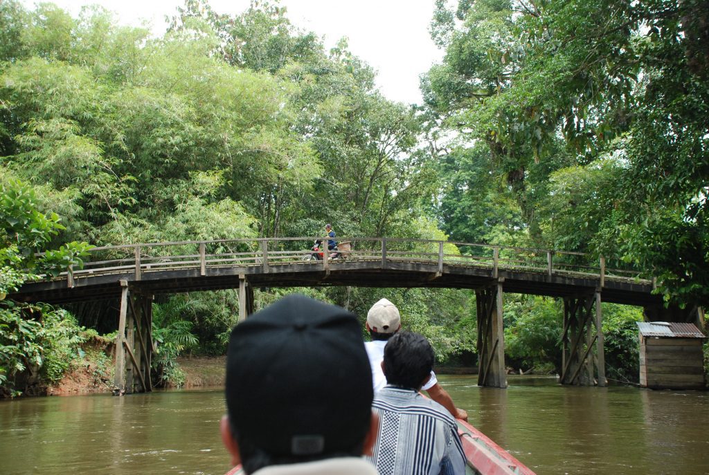 Jembatan jalan poros kebun melintasi Sungai Tangkos
Foto oleh Pujo Semedi