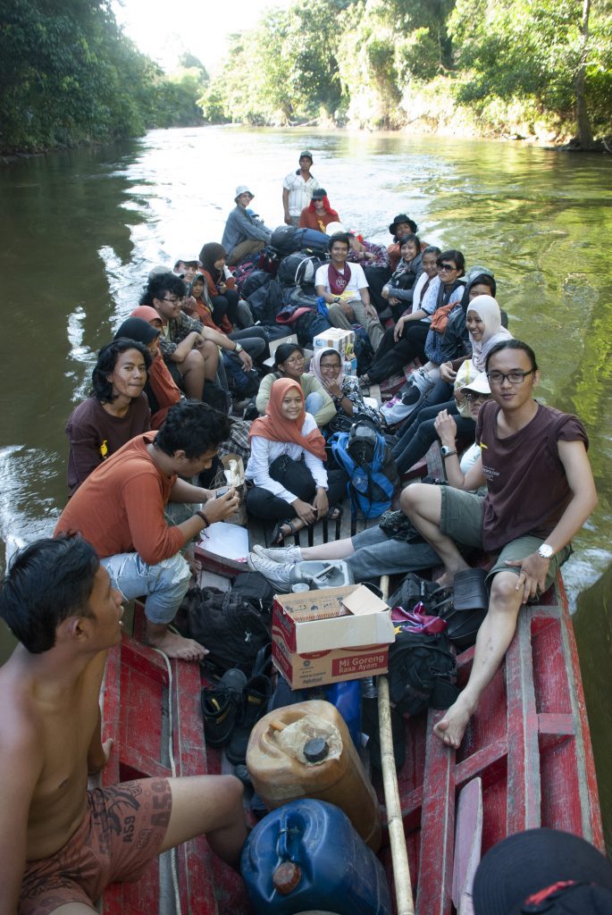 Berangkat ke hulu Sungai Tangkos
Foto oleh Pujo Semedi