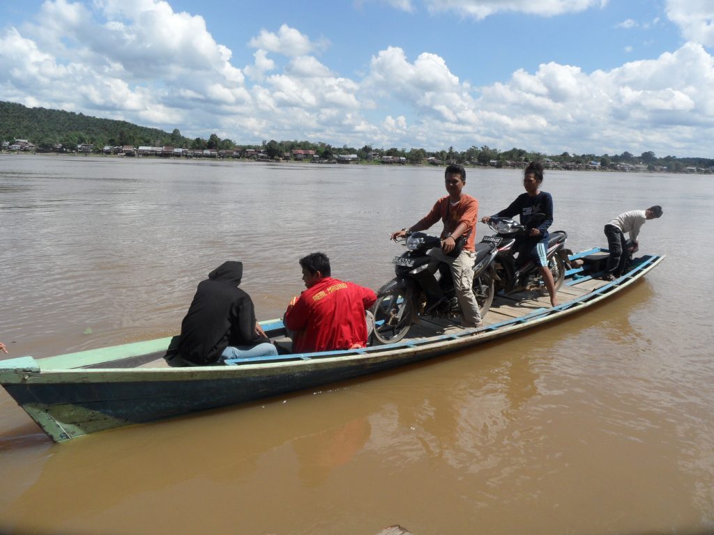 Menyeberang Sungai Kapuas
Foto oleh Arita Nugrahaeni