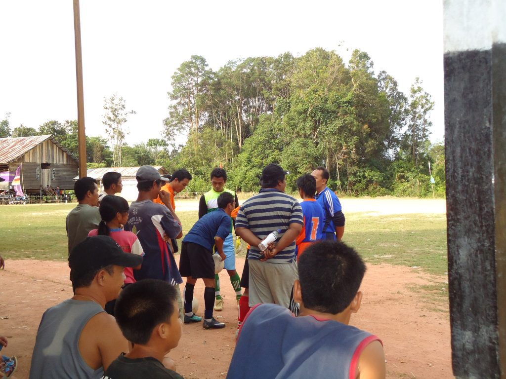 Kontingen sepakbola Dusun Dayak
Foto oleh Ardana