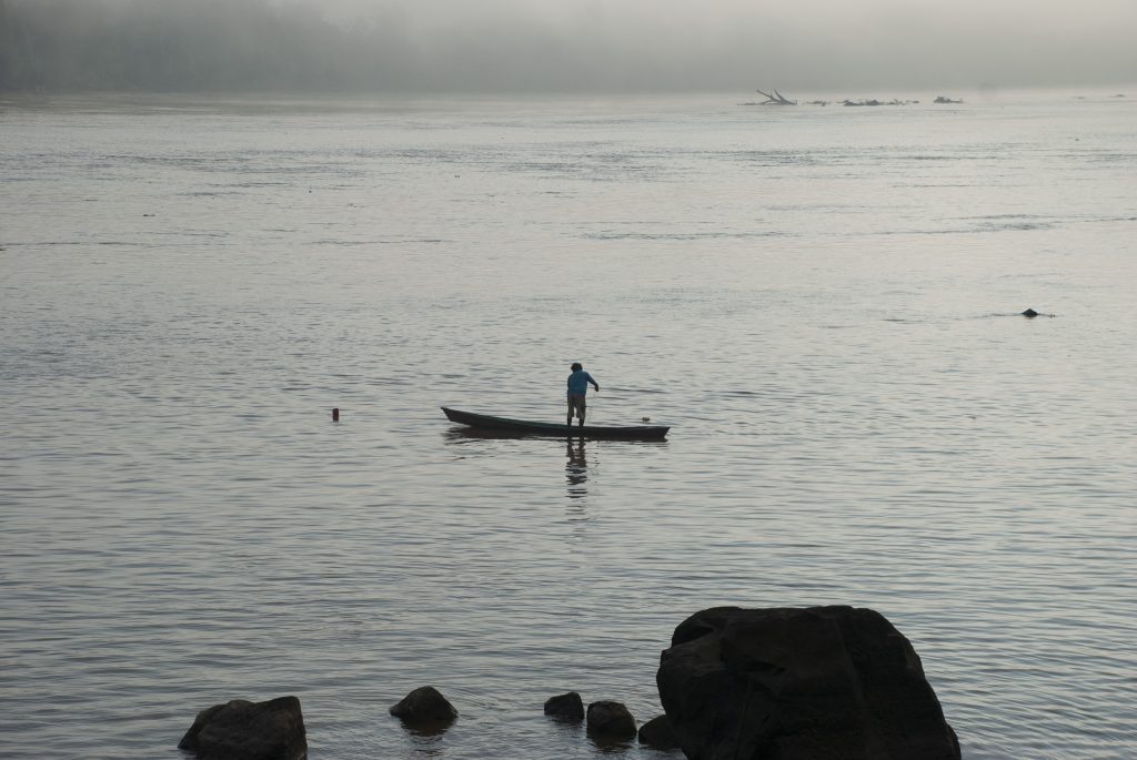 Menjala ikan untuk lauk di Sungai Kapuas
Foto oleh Pujo Semedi