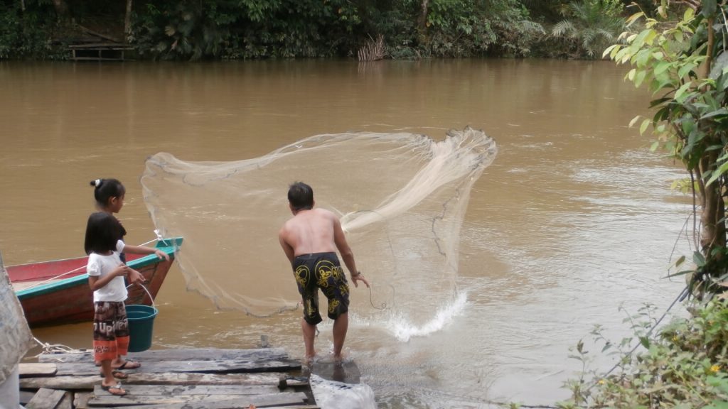 Menjala ikan di Sungai Tangkos
Foto oleh Diaz