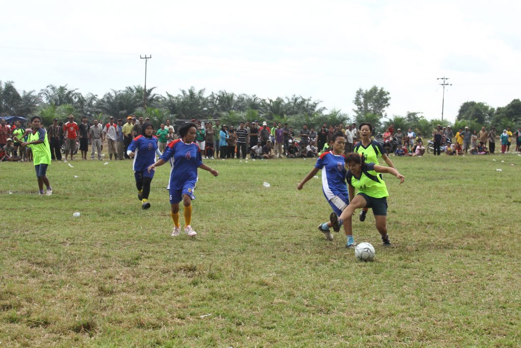 Keramaian pertandingan sepakbola tim perempuan
Foto oleh Lintang
