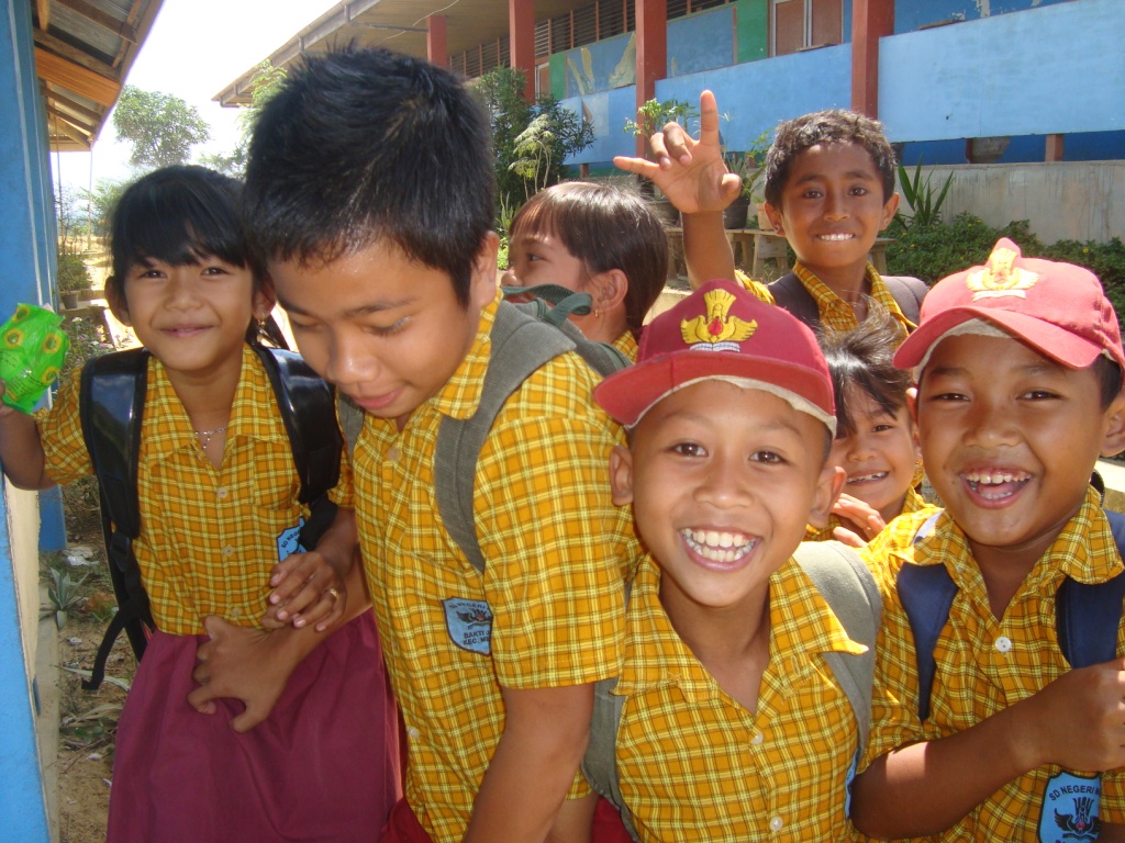 Anak-anak sekolah di kampung transmigran
Foto oleh Oktaby