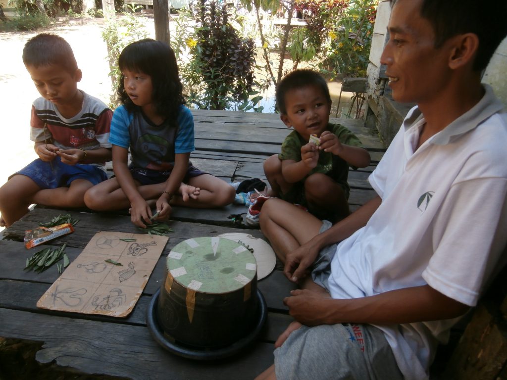 Anak-anak belajar main kolok-kolok
Foto oleh Diaz