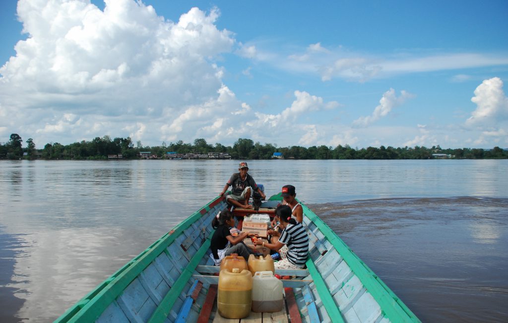 Pulang belanja dari Muara Tangkos
Foto oleh Pujo Semedi
