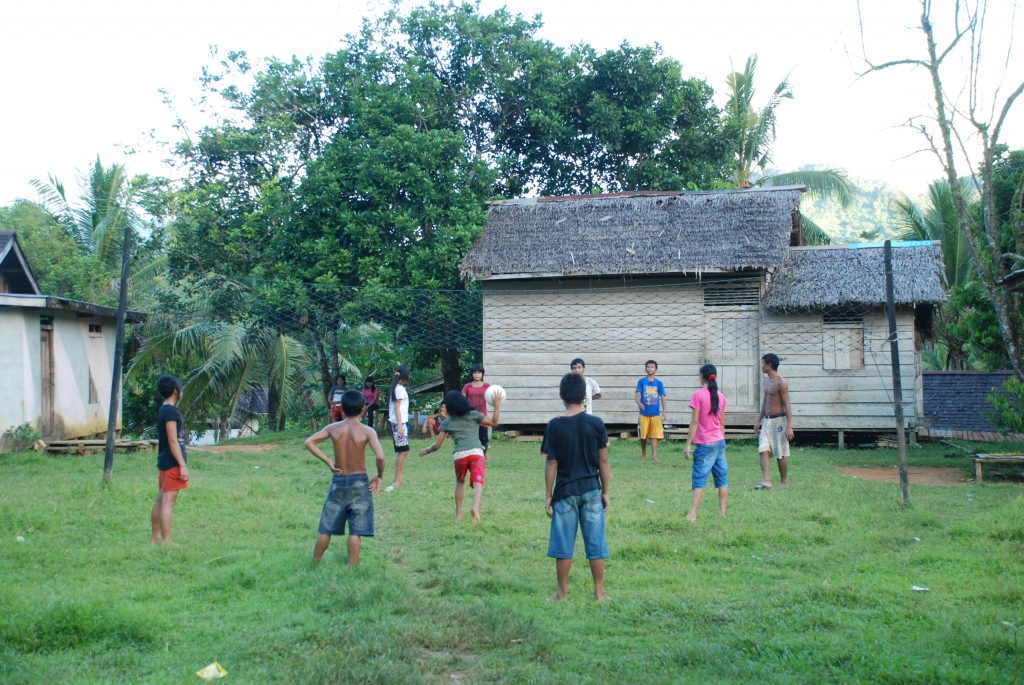 Anak-anak bermain voli di Dusun Dayak
Foto oleh Pujo Semedi