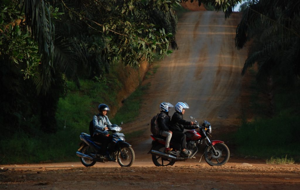 Jalan poros di dekat kantor perusahaan
Foto oleh Pujo Semedi