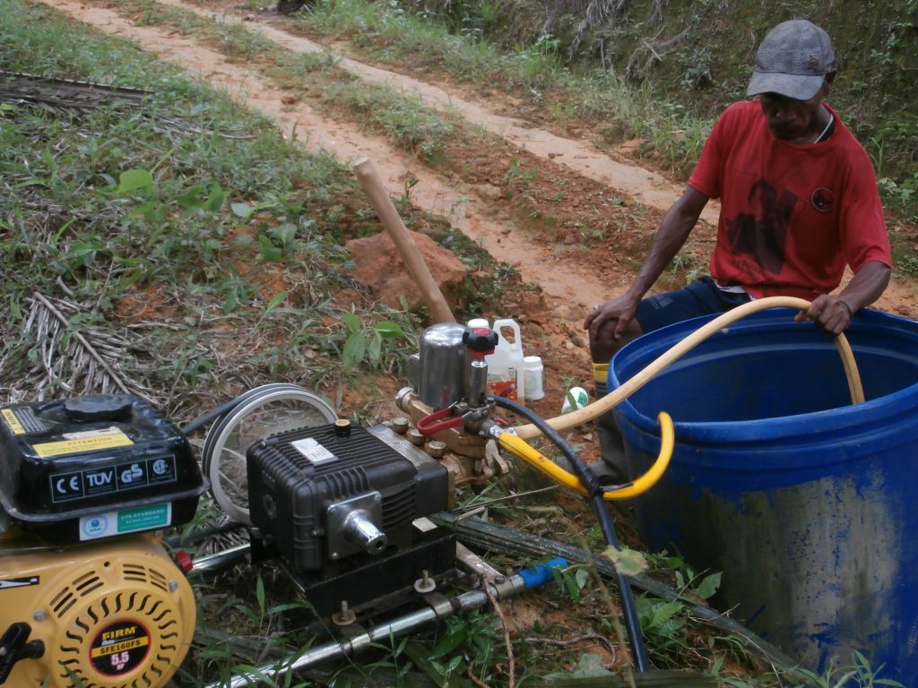 Mencampur herbisida
Foto oleh Oby