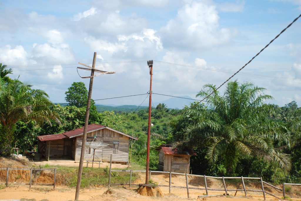 Elektrifikasi di desa transmigran
Foto oleh Pujo Semedi