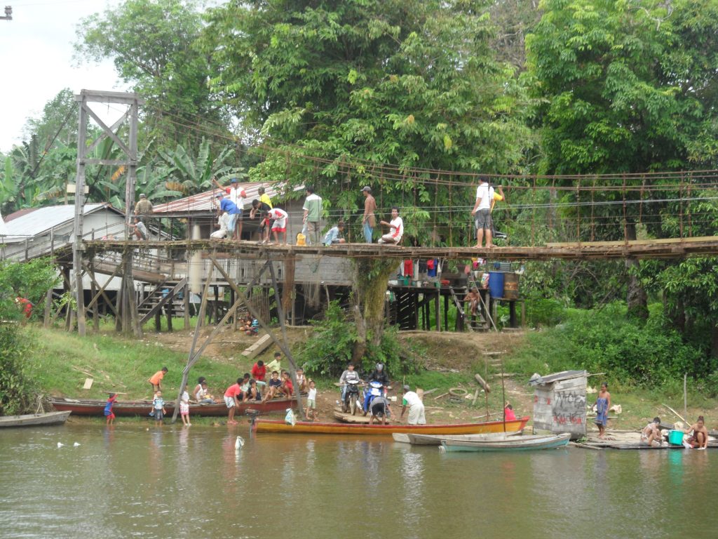 Jembatan gantung di Muara Tangkos
Foto oleh Antonius Deo Y